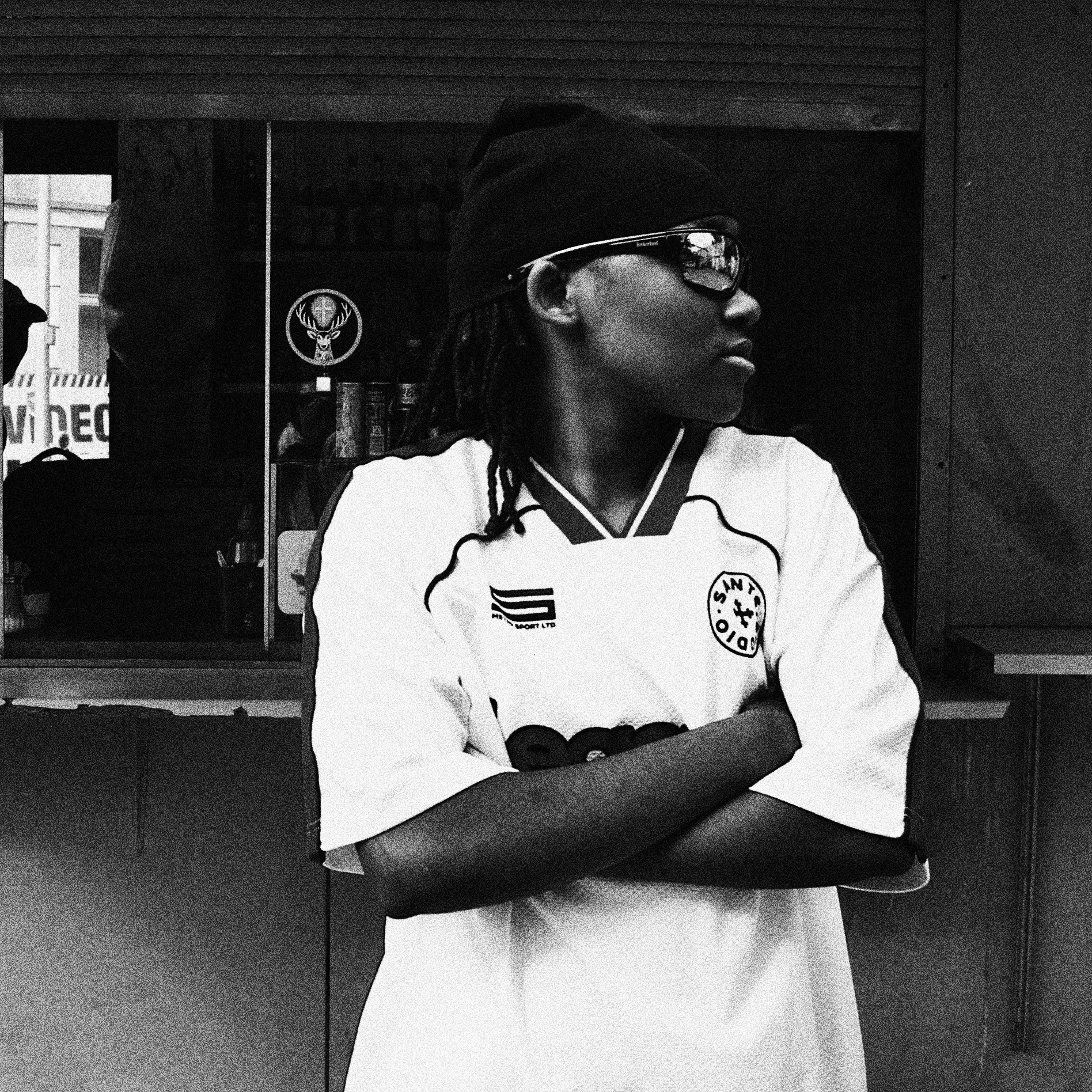 Entre groove et gravité, Takis RT trace sa route avec son nouvel EP « aRT »